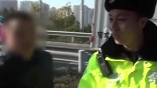 【哥俩为挣钱开面包车拉货,车胎压漏气都敢冒险上路!】最近,在北四环望和桥附近,民警拦下了一