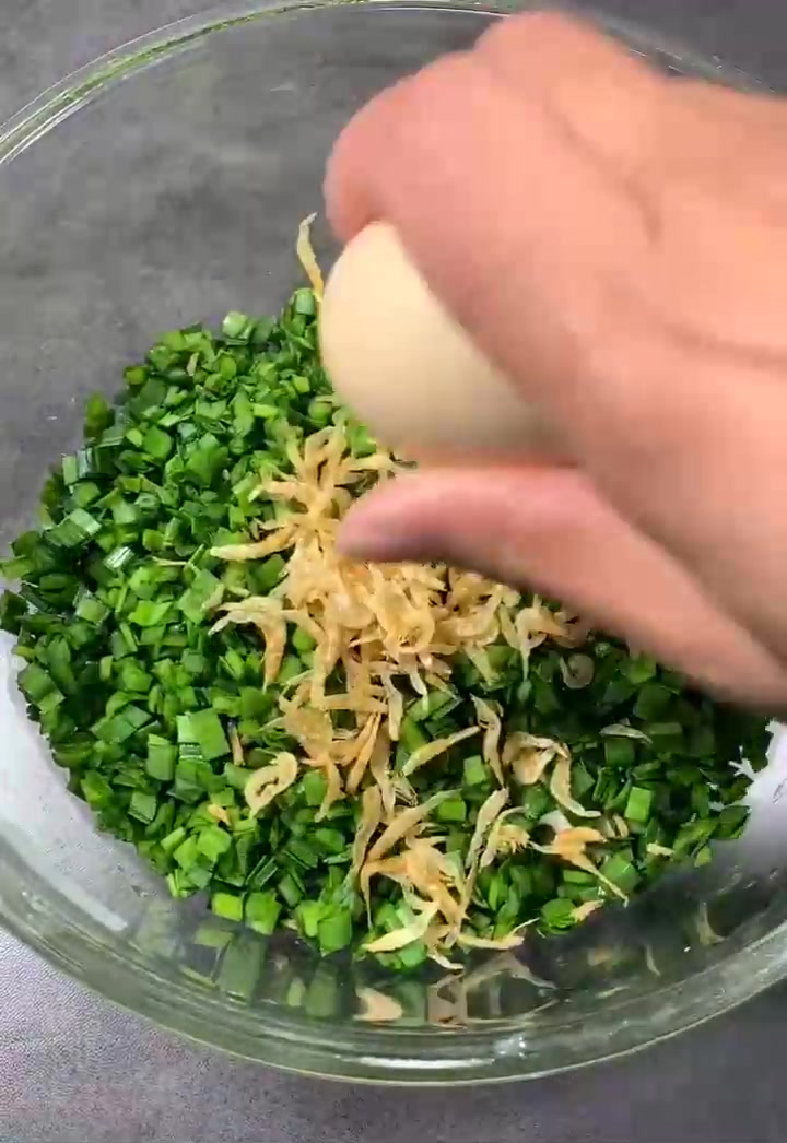 这才是韭菜丸子正确做法,不加一滴水,翠绿不变色,酥脆又松软