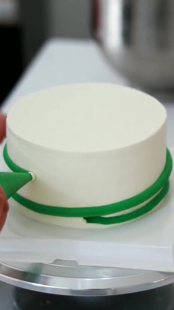 2020绿色跨年蛋糕,虽然说整体挺好看的,但是我总哪里觉得怪怪的