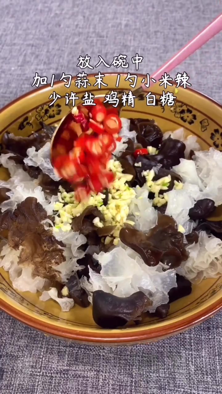 这就是木耳和黄瓜凉拌小菜做法,酥脆可口,简单好学,非常下酒