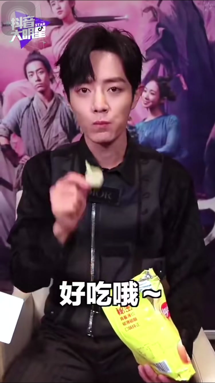 被迫营业的肖战,在线吃薯片感慨媒体难满足