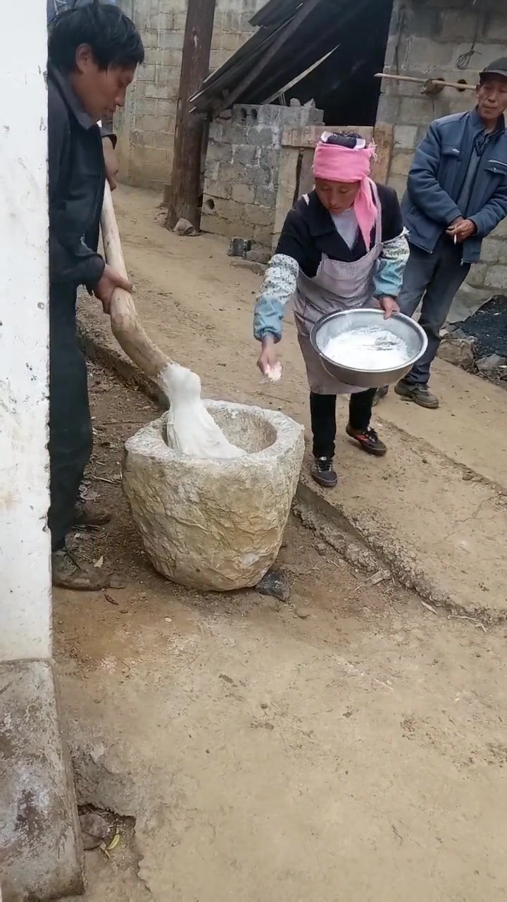 古人发明打糍粑的工具真好,没想到现在还在用,真是太聪明了