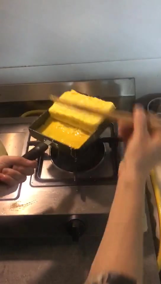 纯正的厚蛋烧就是这么一层一层的翻出来的,你猜得用几个鸡蛋