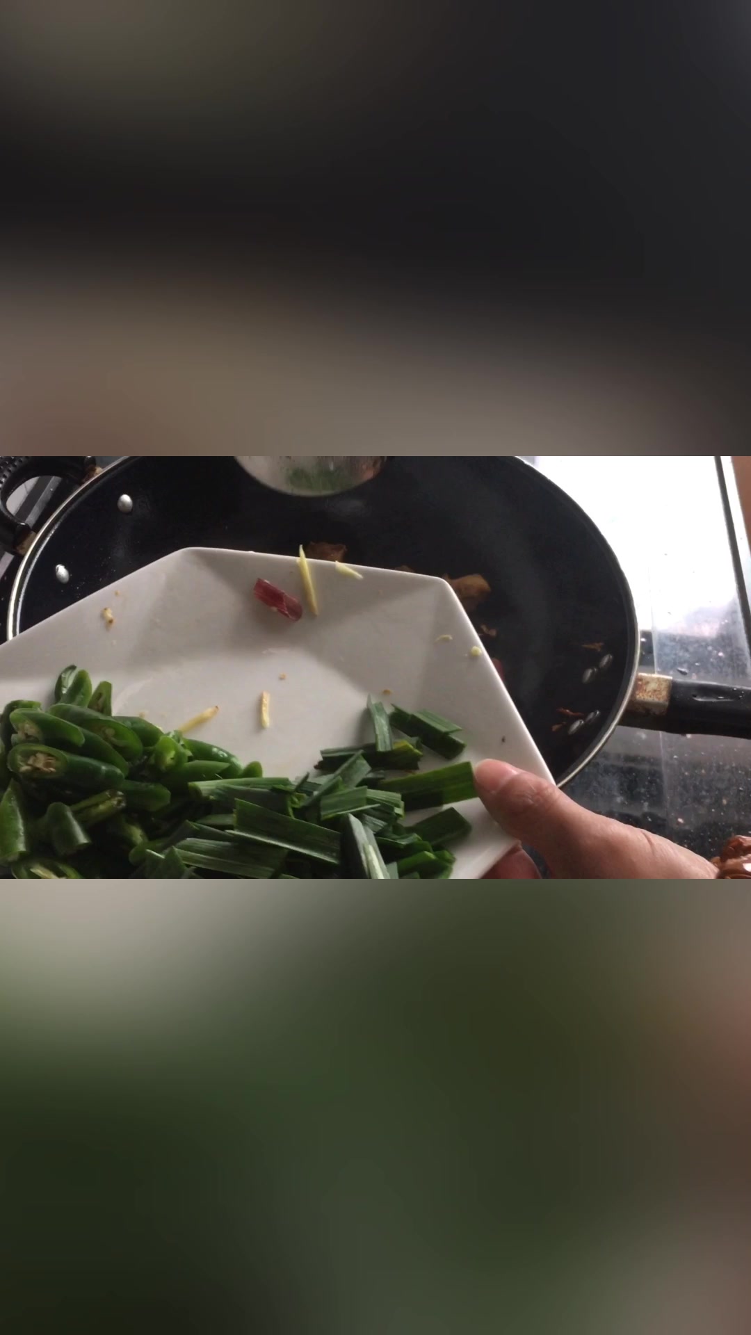小厨教你做简单易学的黄焖土鸡做法,在家做出酒店口感