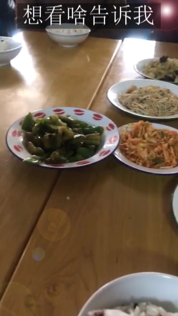 这就是传说中的寺庙斋饭,看到桌上饭菜的那一刻,口水止不住了