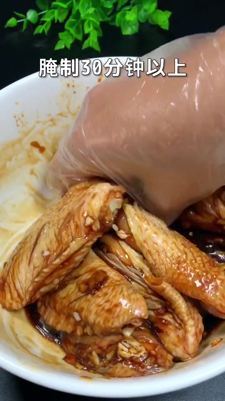 外焦里嫩的蜜汁烤鸡翅,刷上酱汁,好吃到停不下来
