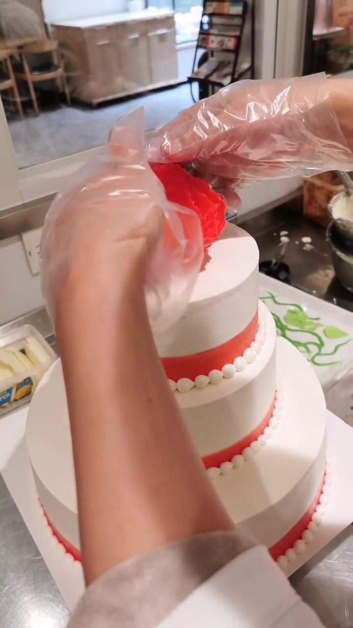 鲜艳红火三层蛋糕,本以为是送妈妈的,看到最后才知道是送爸爸的