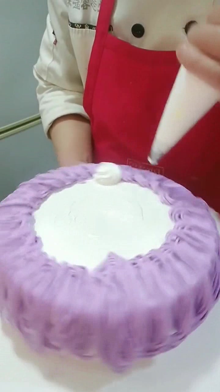 漂亮!紫薯色奶油水果蛋糕,师傅做得一气呵成,成品好温柔的样子