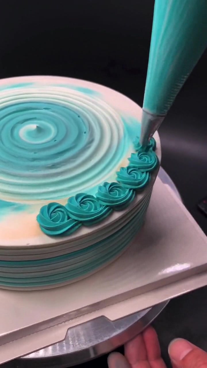 蓝色奶油蛋糕裱花过程分享,简单奶油裱花后,放上水果特别唯美!