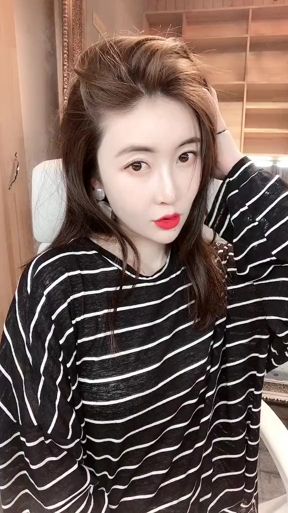 夏天太热,教你戴鸭舌帽怎么扎