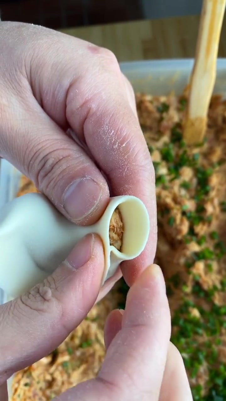 不会包水饺的注意了,学会这个手法,包饺子又快又漂亮