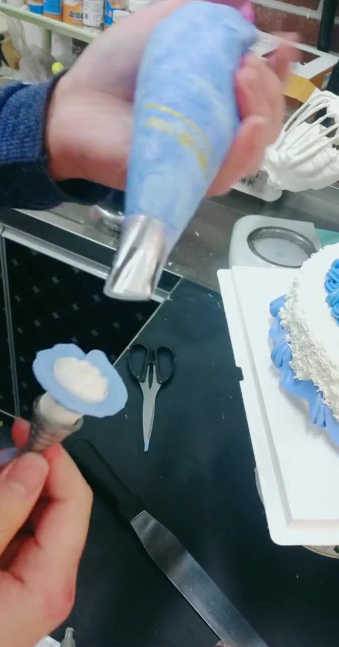 这个蛋糕款式值得新手借鉴,就简单颜色搭配,完成之后却无与伦比