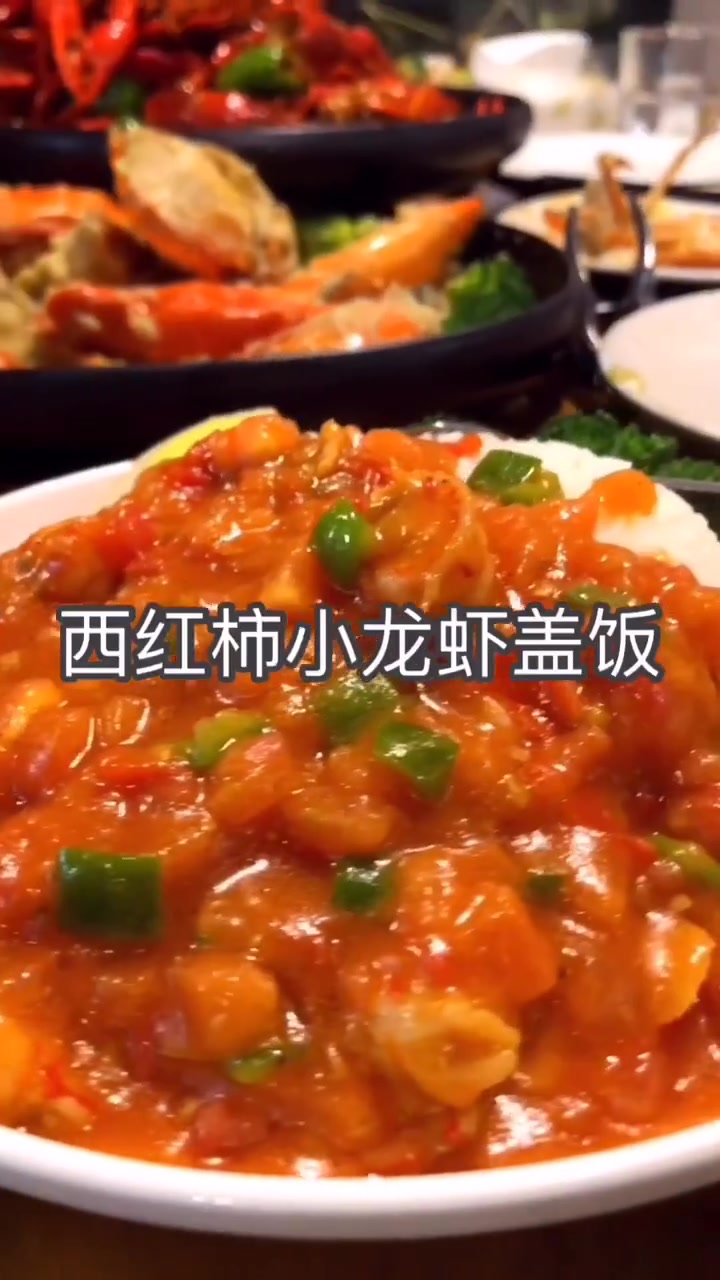 打卡网红麻辣小龙虾,轻轻掰开虾头,满满的虾黄和虾膏!