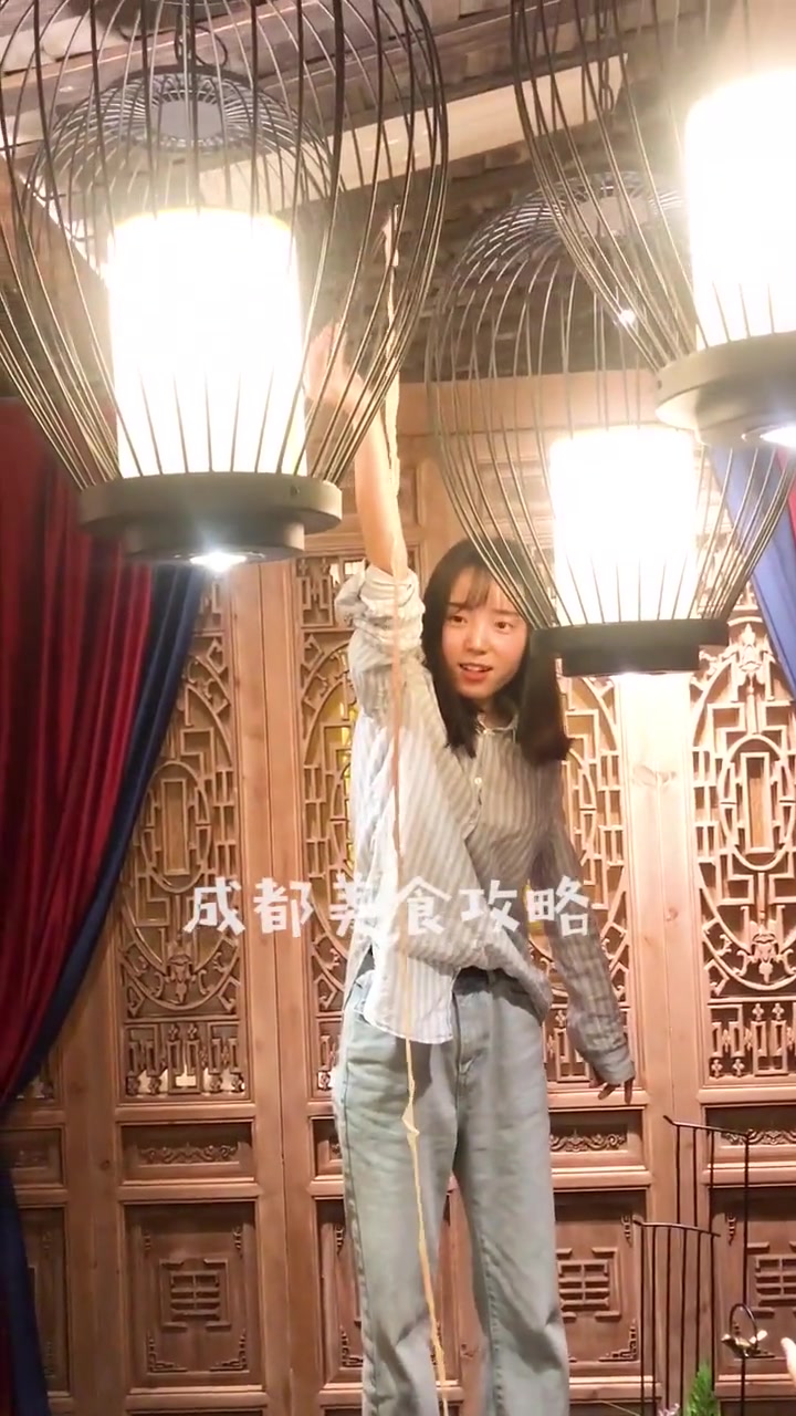 打卡网红火锅店,装潢古色古香,每道菜的摆盘都很精致