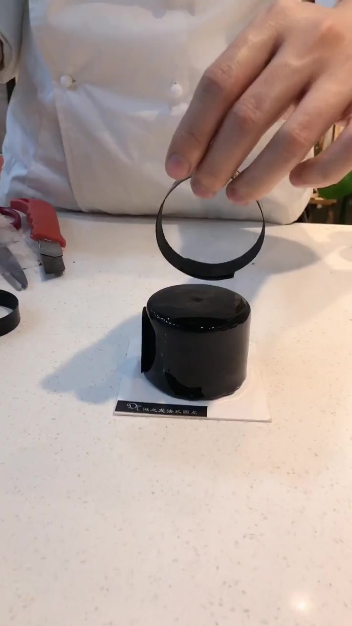 超诱惑!淋面慕斯蛋糕稍加装饰,立马“变身”高档唯美