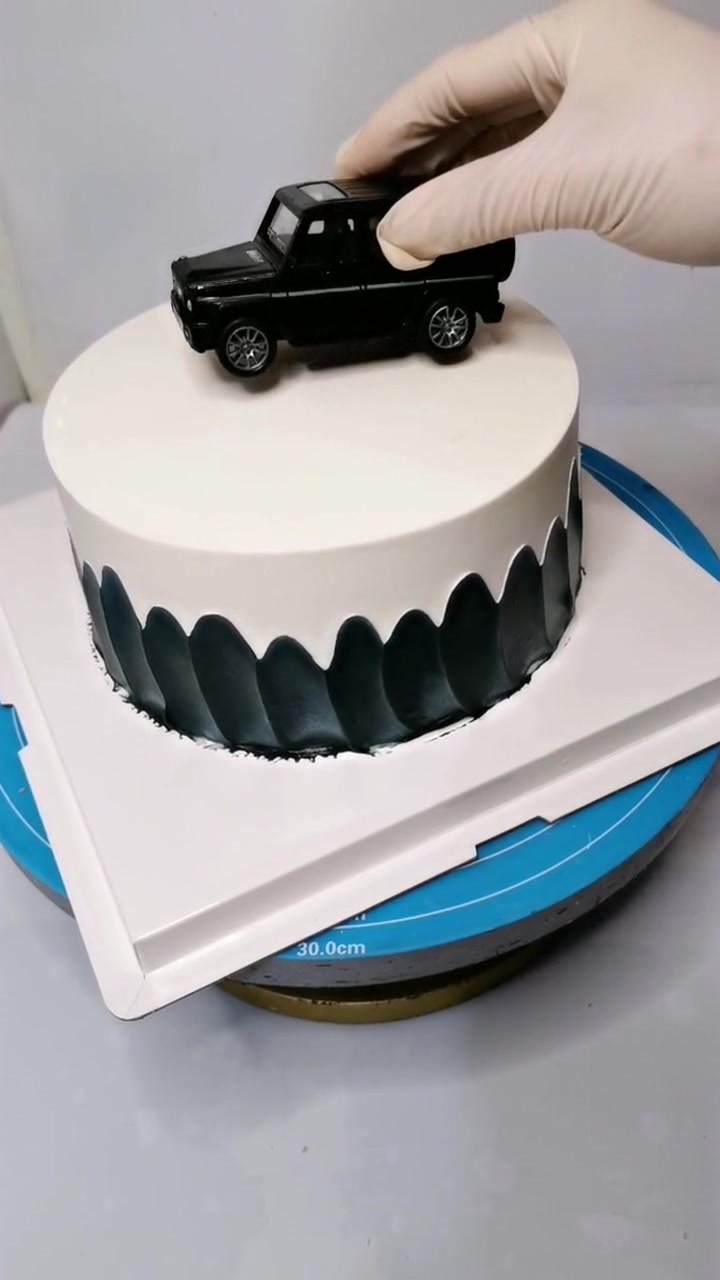 酷酷拽拽风格,黑汽车白奶油巧克力球,男孩子生日蛋糕裱花过程!