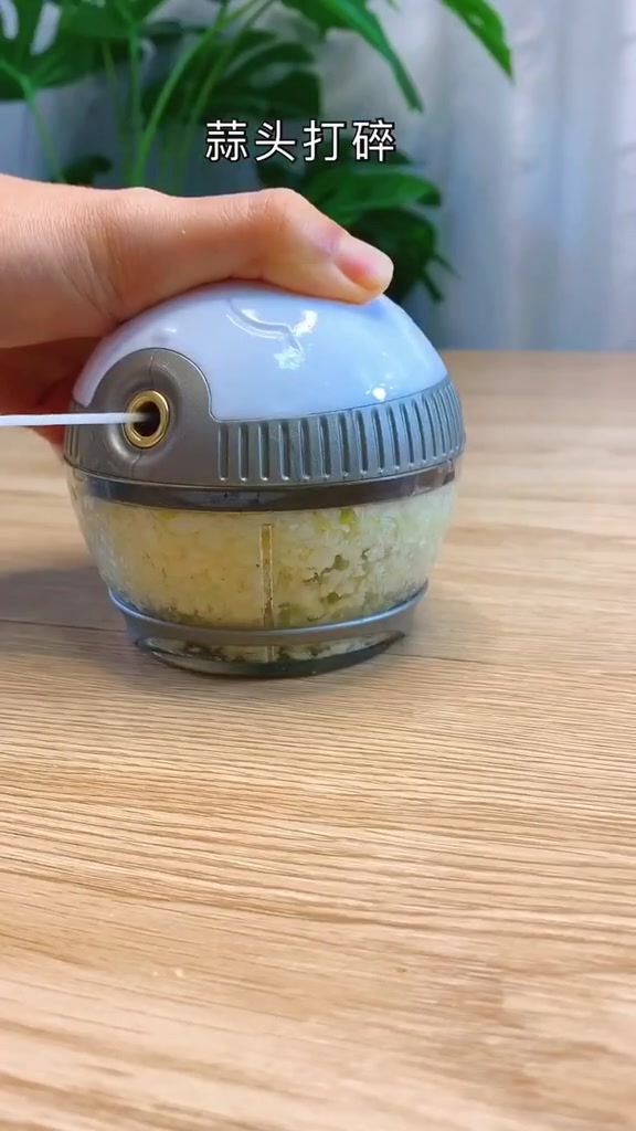 鲜嫩多汁的蒜蓉蒸龙利鱼,入口即化的感觉,饭桌上又多了一道大菜