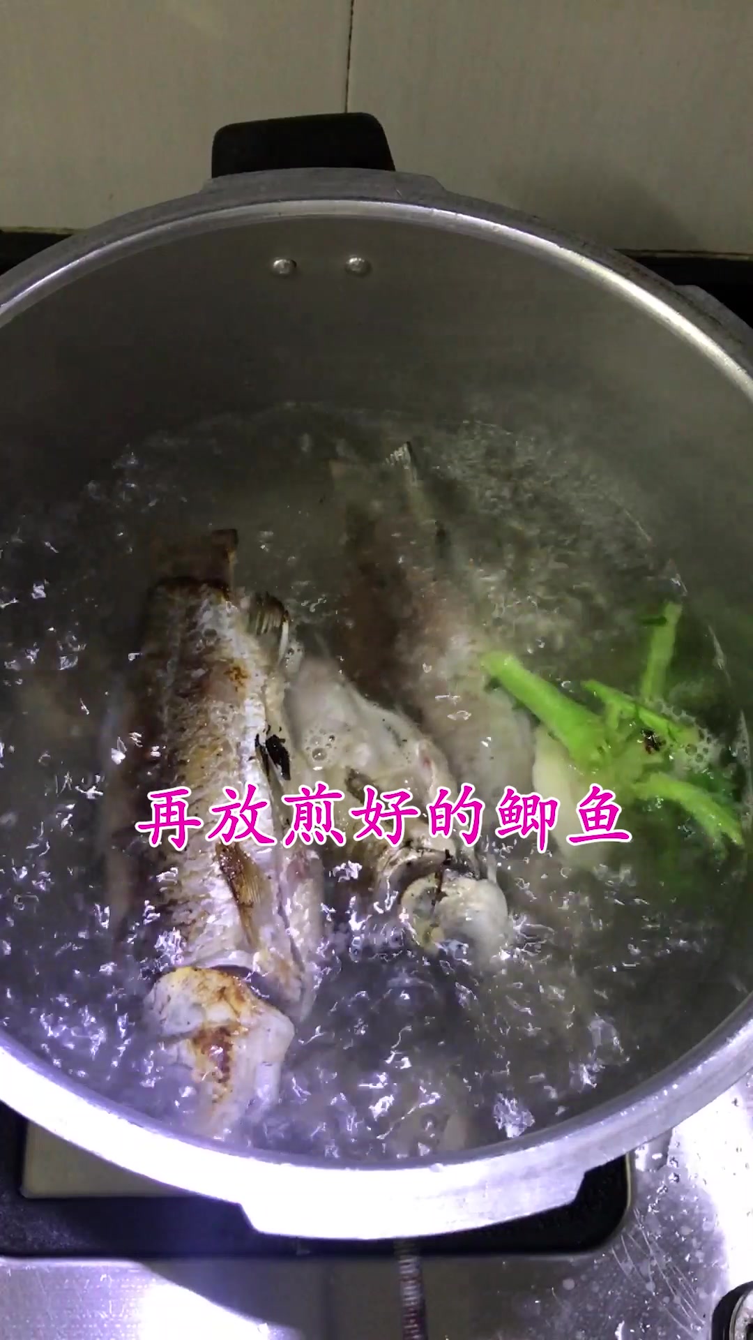 鲫鱼汤好喝没腥气,浓白鲜香的技巧都在这里,孩子爱喝又补钙