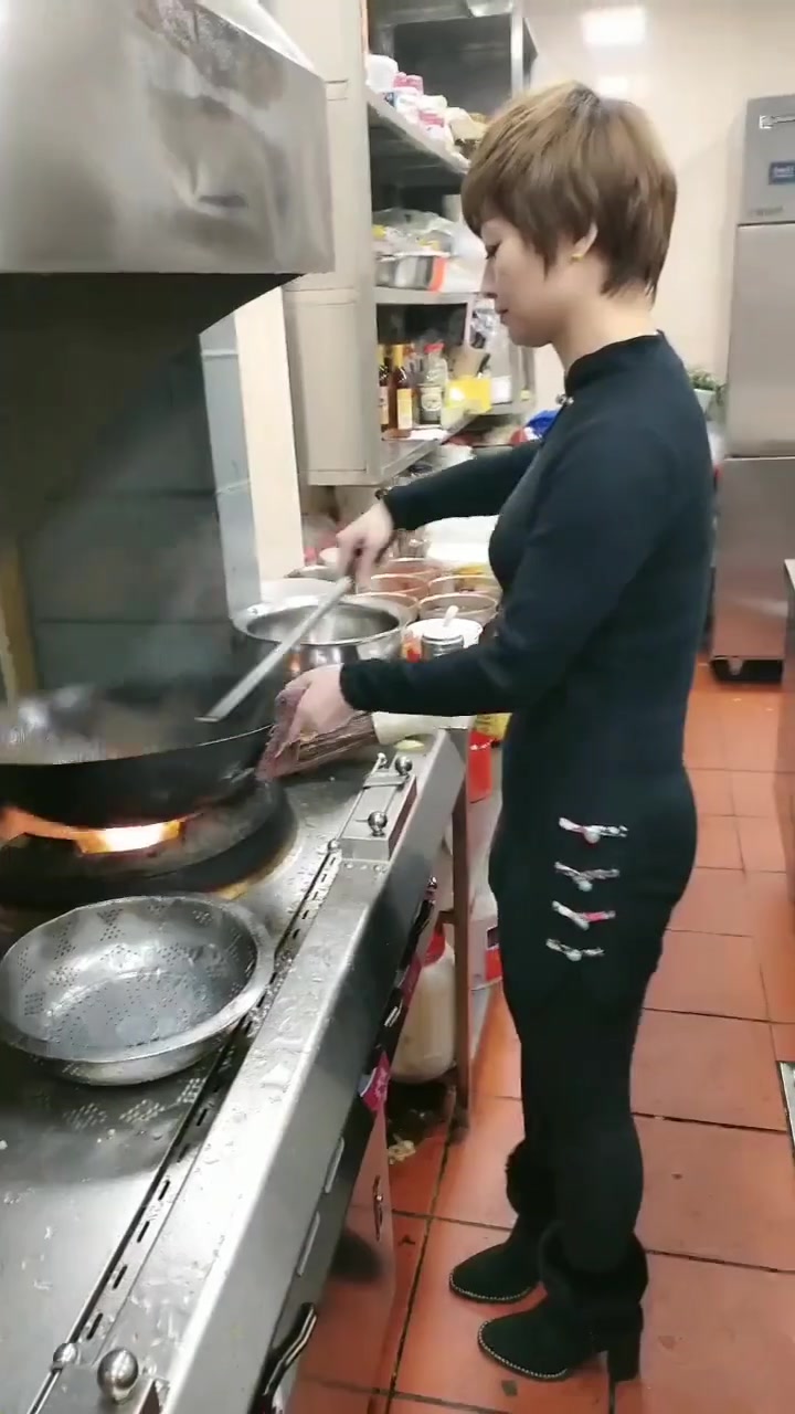 技艺娴熟,动作优美,美女厨艺了得,不火都不行