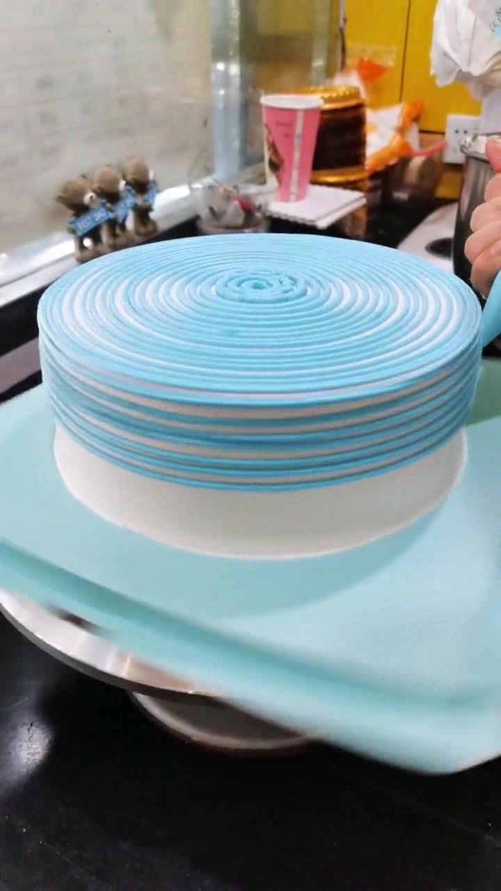 这个蛋糕抹的真光滑,送给小宝宝过生日很合适,充满童趣和梦幻!