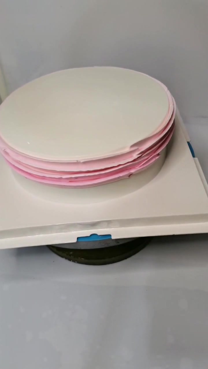 慢速蛋糕裱花过程,师傅这手稳得啊,竹签这么一划花纹立马出来了
