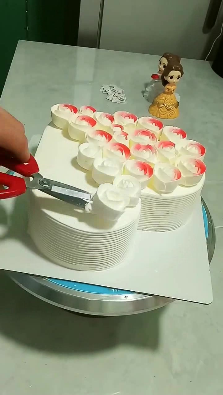 白奶油玫瑰花生日蛋糕,如果满分是100分,你觉得这个能打几分?