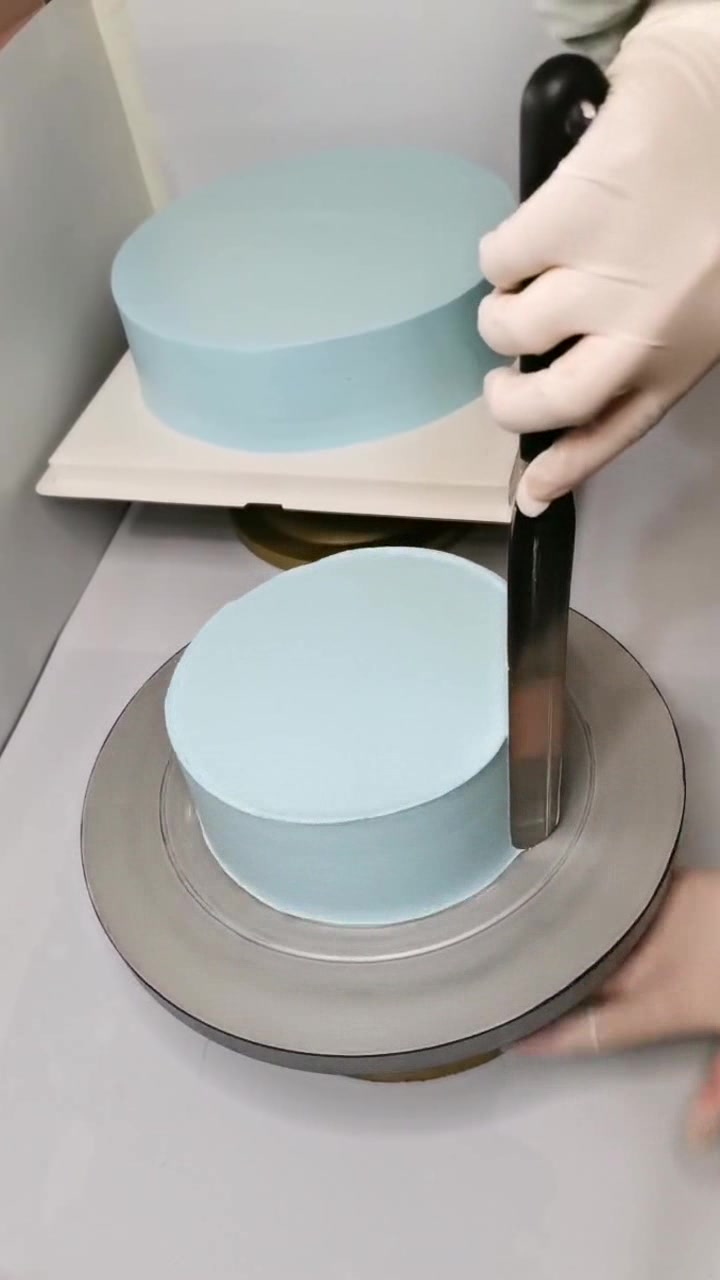 浅蓝皇冠双层蛋糕,要有怎样的审美才能做出这么干净淡雅的蛋糕?