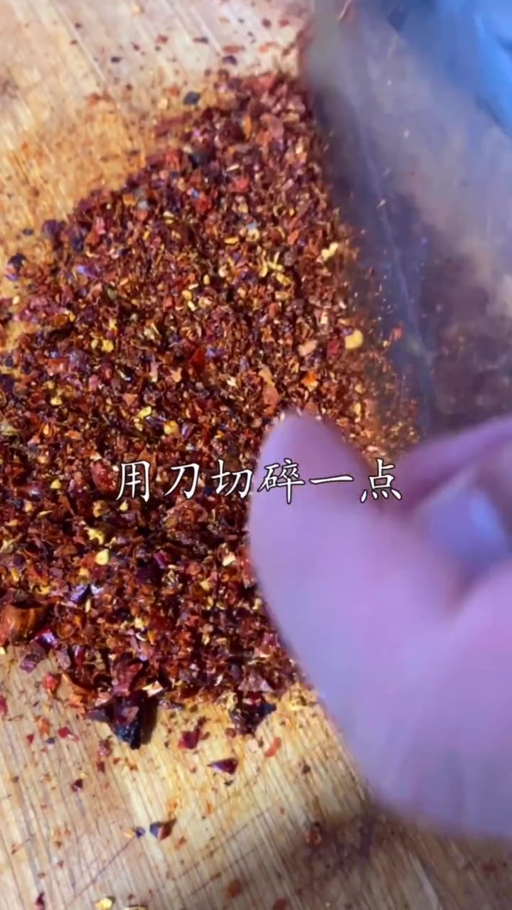 水煮牛肉的最新做法,肉片滑嫩,香气四溢,一次能吃一大盆!