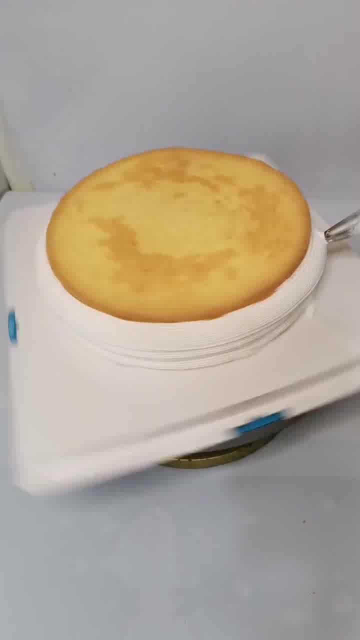 水果生日蛋糕裱花,师傅把奶油抹出了五花肉的感觉,成品是真酷!