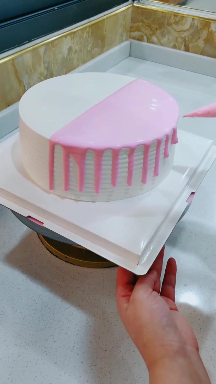 这粉奶油淋得太舒服了,可爱的女孩子就得这么可爱的蛋糕才配得上