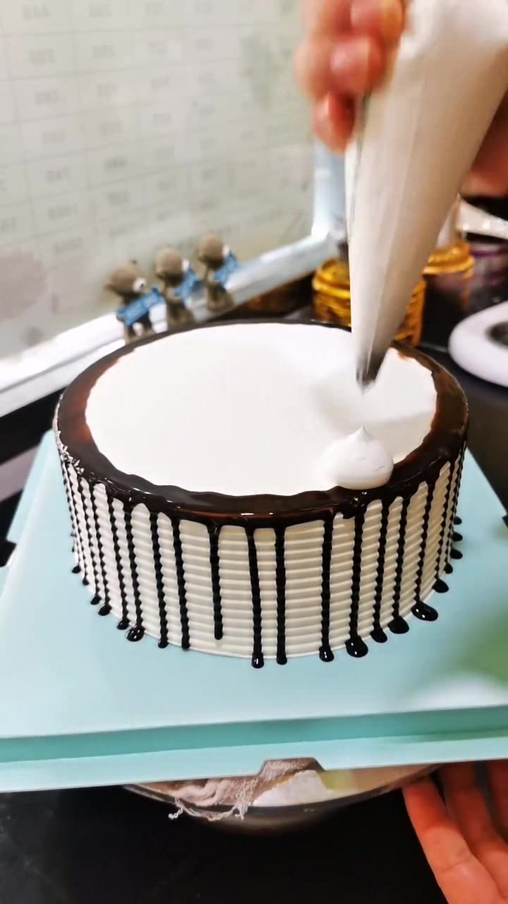 单层巧克力缤纷水果白奶油蛋糕,成品亮相,完全舍不得把它切开!