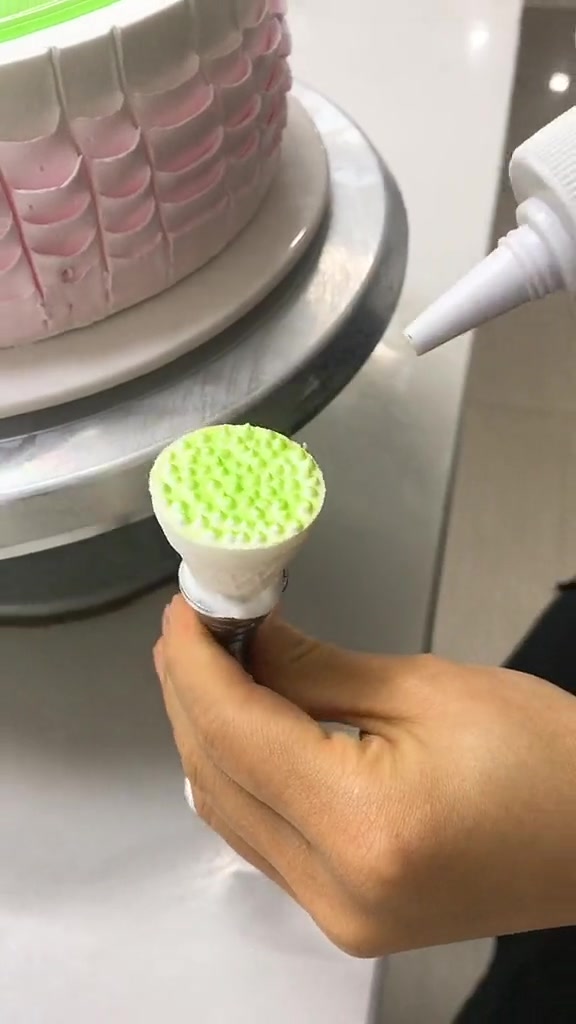 妈妈生日我订做了这一款蛋糕,看到成品的那一刻,真是惊艳到我了