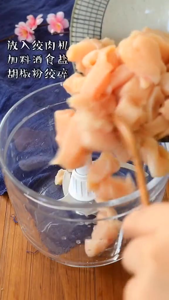 番茄丸子汤做法,美味与颜值并存,肉眼鲜嫩多汁太好吃了!
