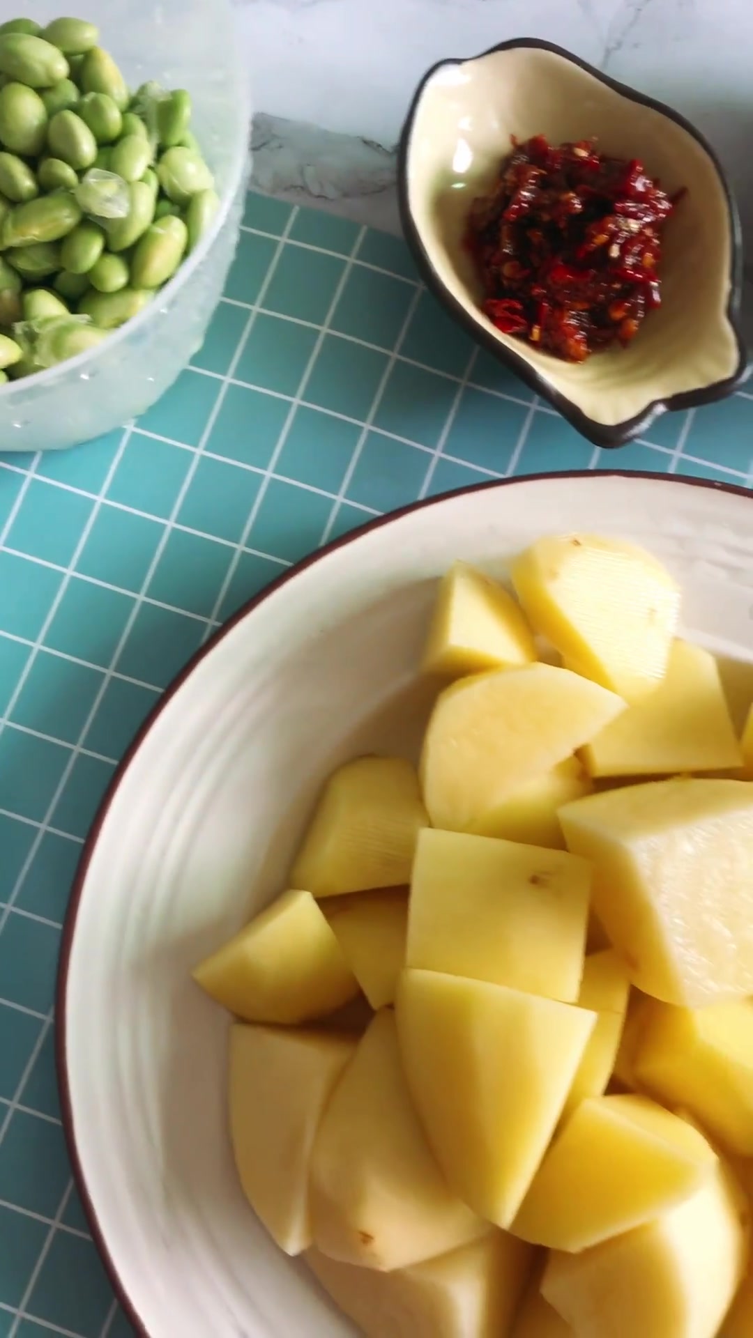 土豆烧鸡翅根的做法