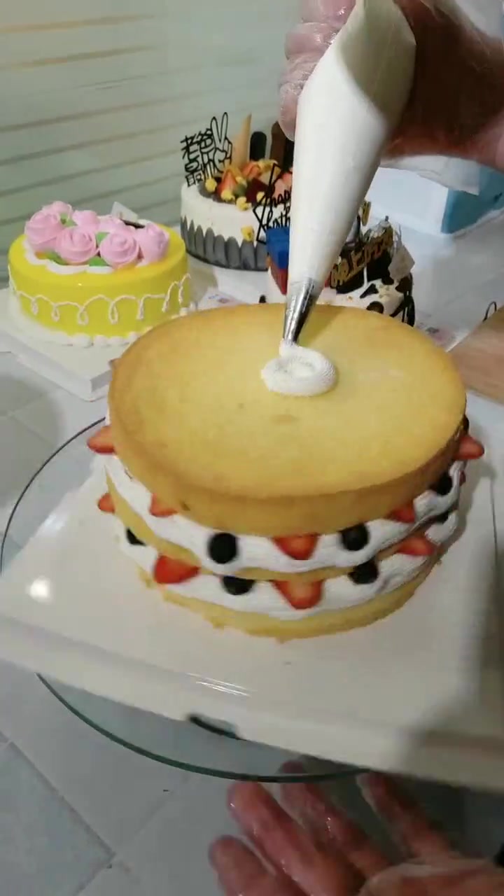 这蛋糕馅料太丰富了!要蛋糕店都按这成品来做,估计几天就得破产