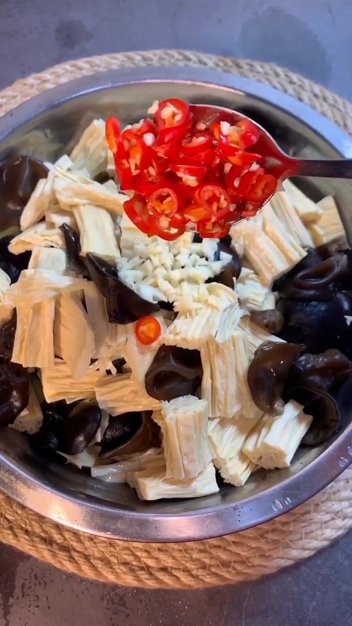 清爽的凉拌小菜,大鱼大肉吃腻了,来上一口很惬意