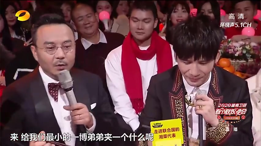 【王一博式可爱端碗 】昨晚湖南春晚明星年夜饭汪涵给王一博夹小炒黄牛肉,并祝一博牛气冲天,s