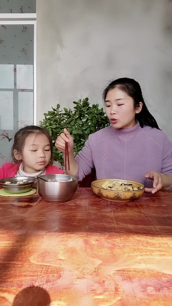 小福今天炒黄粿配山药筒骨汤,和女儿一起吃得也很过瘾!