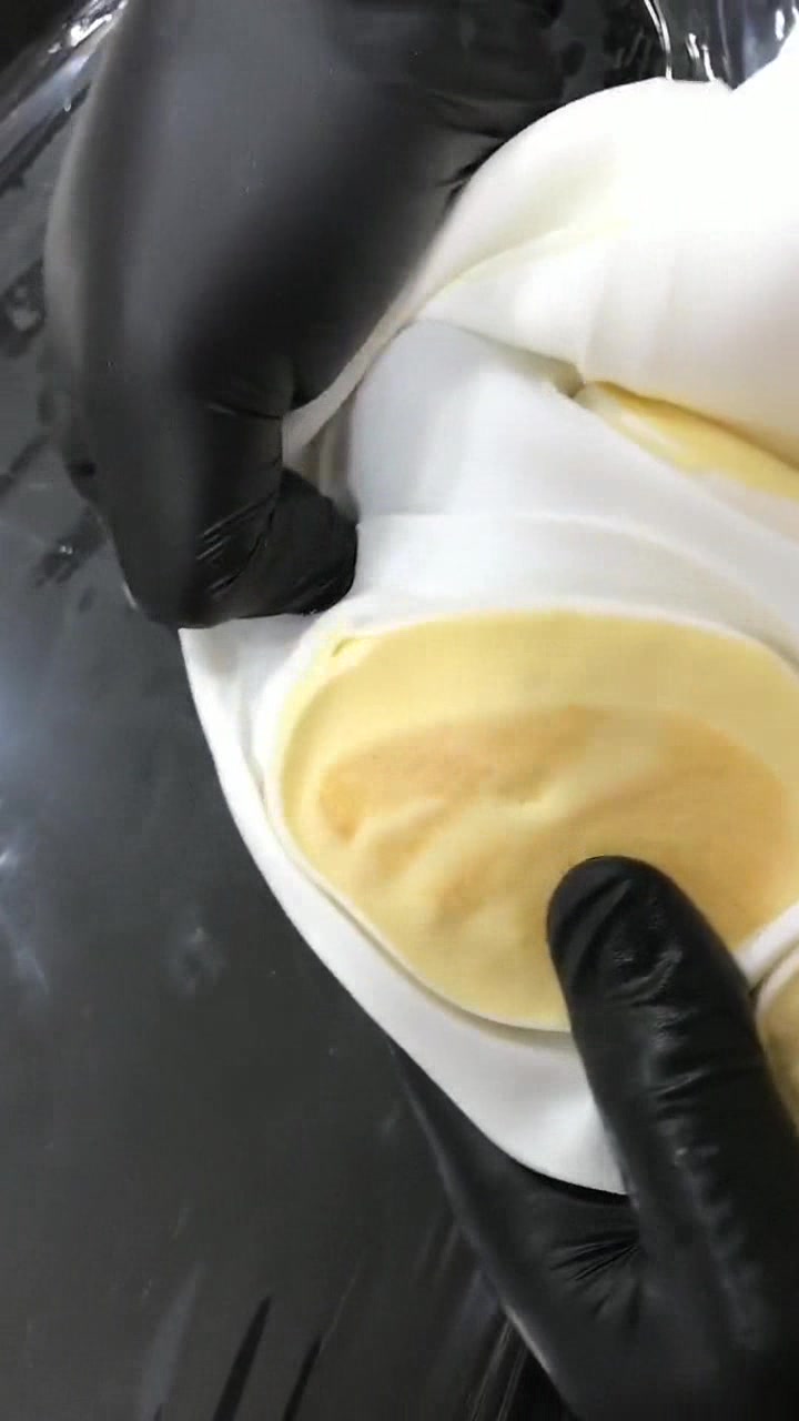 黑白撞色条纹金箔淋面蛋糕,这成品有点高端,是我吃不起的样子了