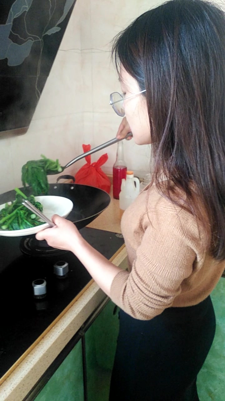 某个人第一次炒菜