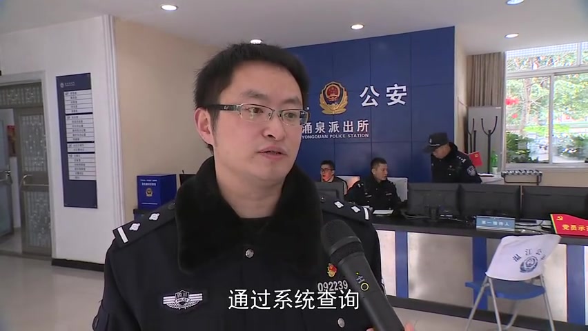 【老人深夜坐路边,民警疾驰送回家】1月19日晚,群众报警称一老人坐在路边,无家可归。成都温