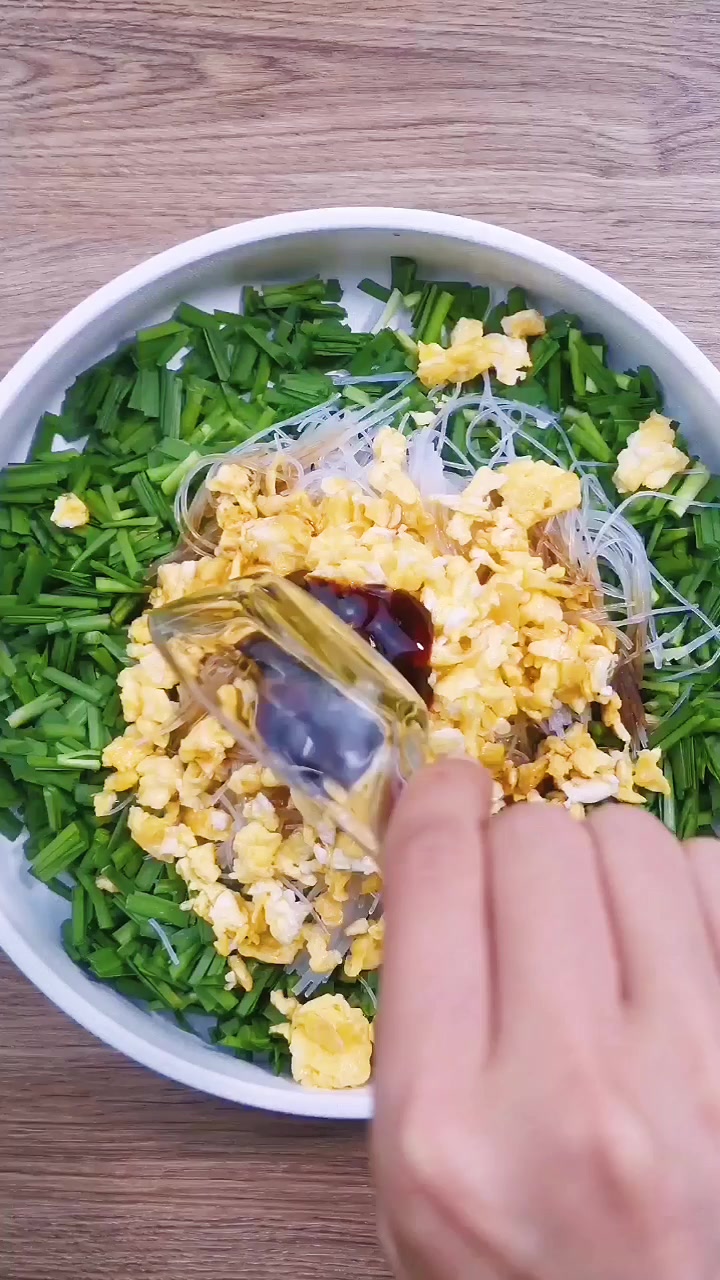 韭菜鸡蛋炒粉丝,可当菜也可当主食,也可以用作饺子馅哦!