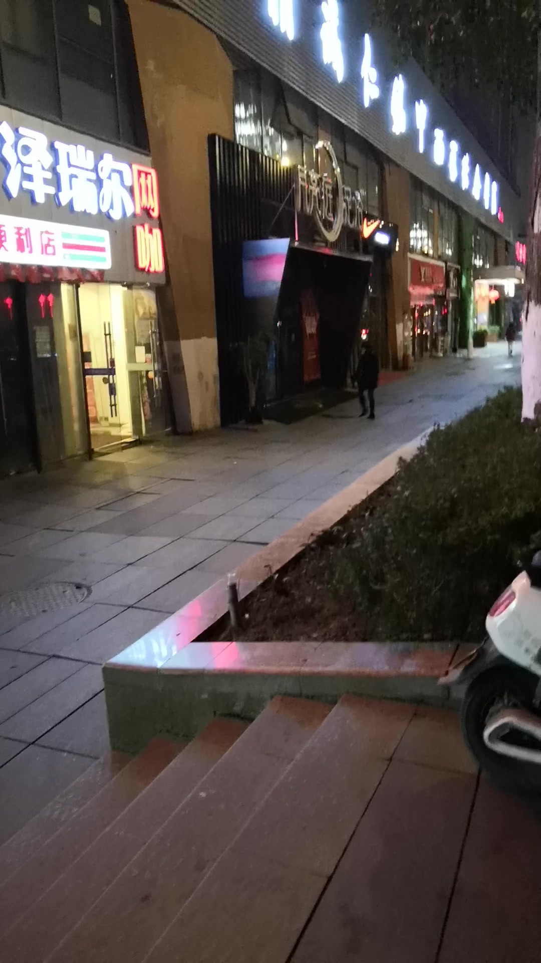 贵阳花果园凌晨三点的街景,潮味鲜成了最亮的风景