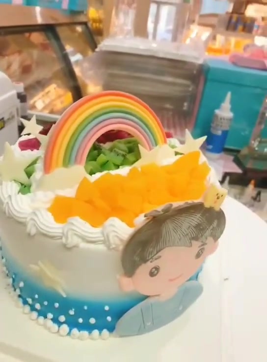 这款适合送男孩的生日蛋糕-彩虹小王子蛋糕,太可爱了,你喜欢吗