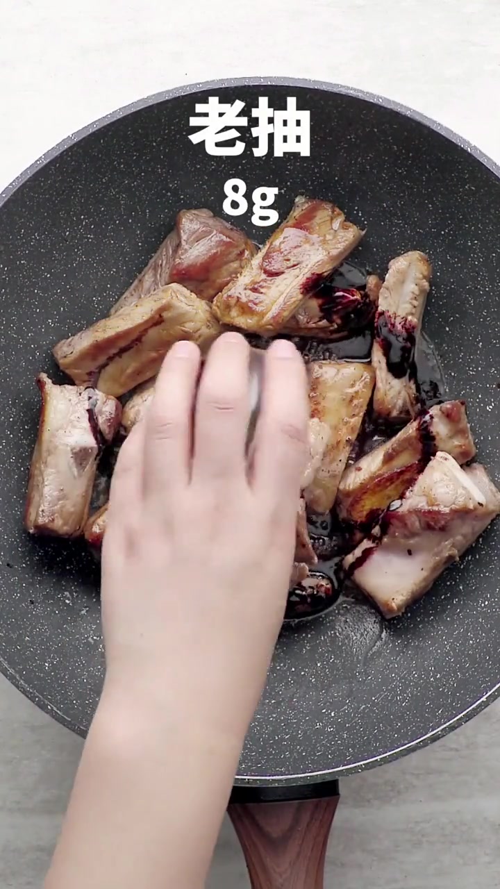 这才是葱香排骨最好吃做法,做法简单家常,一上桌就被抢吃光!