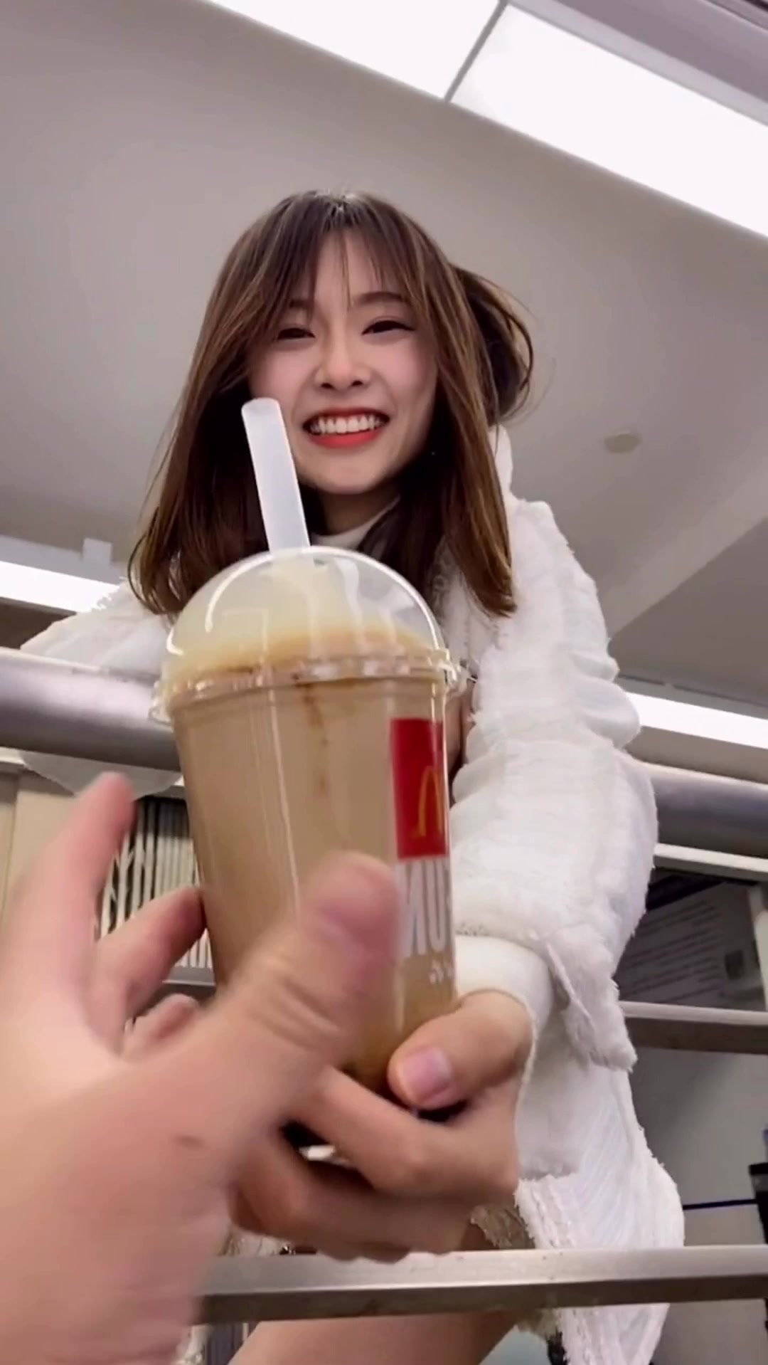 美女喝奶茶的样子很可爱
