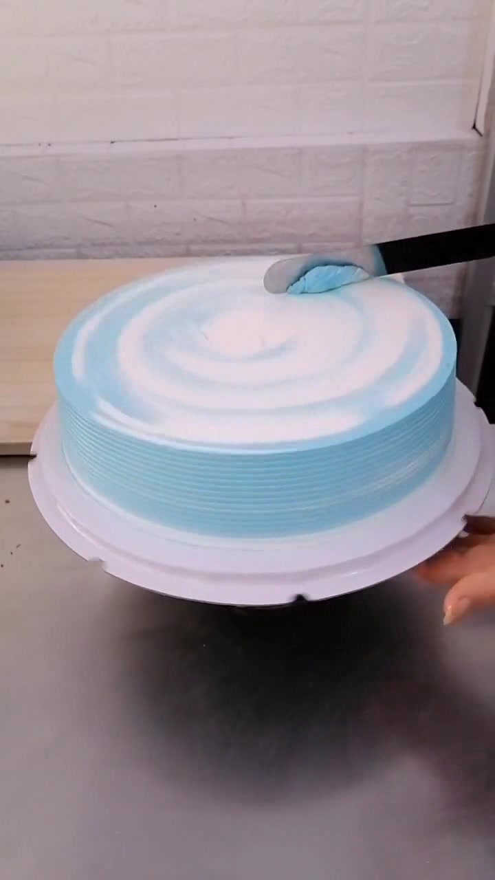 看见温柔甜美的蓝淋面蛋糕,突然很想很想你,假期结束我们见面吧