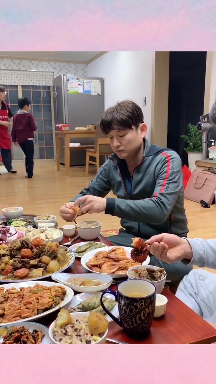 中国女人远嫁韩国,天天都做一大桌子菜,这家庭条件肯定不一般!