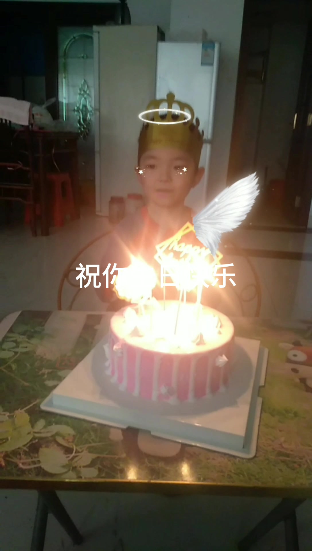儿子6岁生日,妈妈做的蛋糕棒棒糖的噢