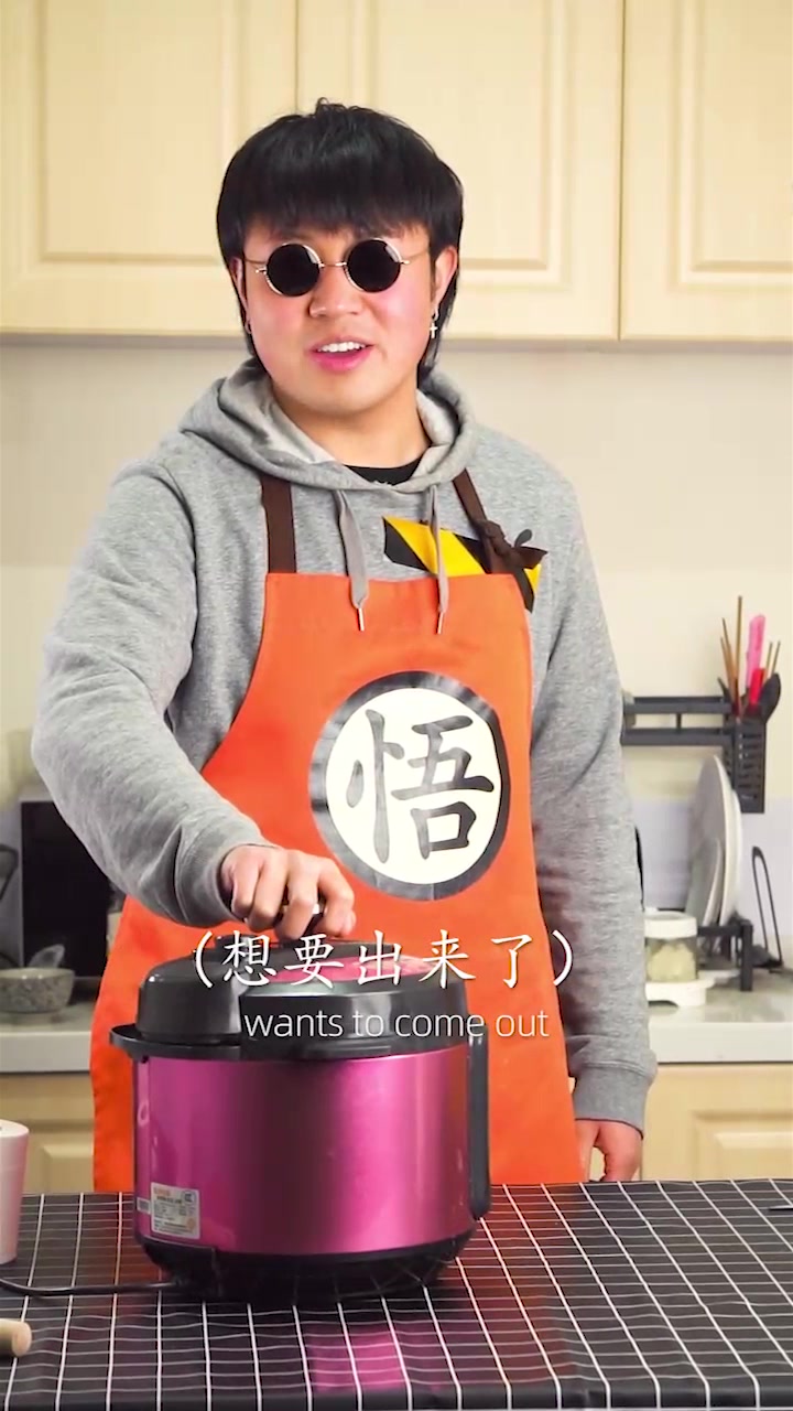 家里米饭囤多了,用鸡腿和土豆做出花里胡哨的焖饭!